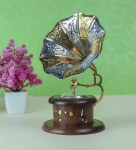Antique Retro Style Wooden Handicraft Gramophone Showpiece, Best For Gifting